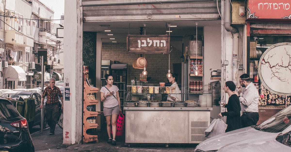 Hebrew Phrases for Shopping in a Tel Aviv Market